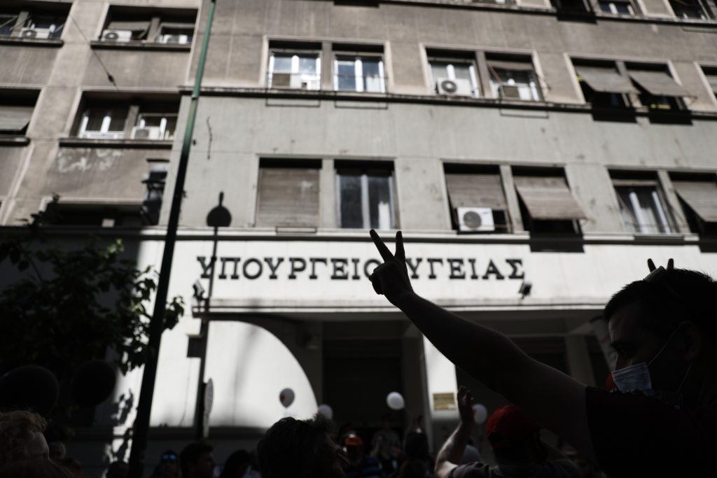 Πανελλαδική απεργία γιατρών και νοσηλευτών την Τετάρτη – «Τα νοσοκομεία στενάζουν»