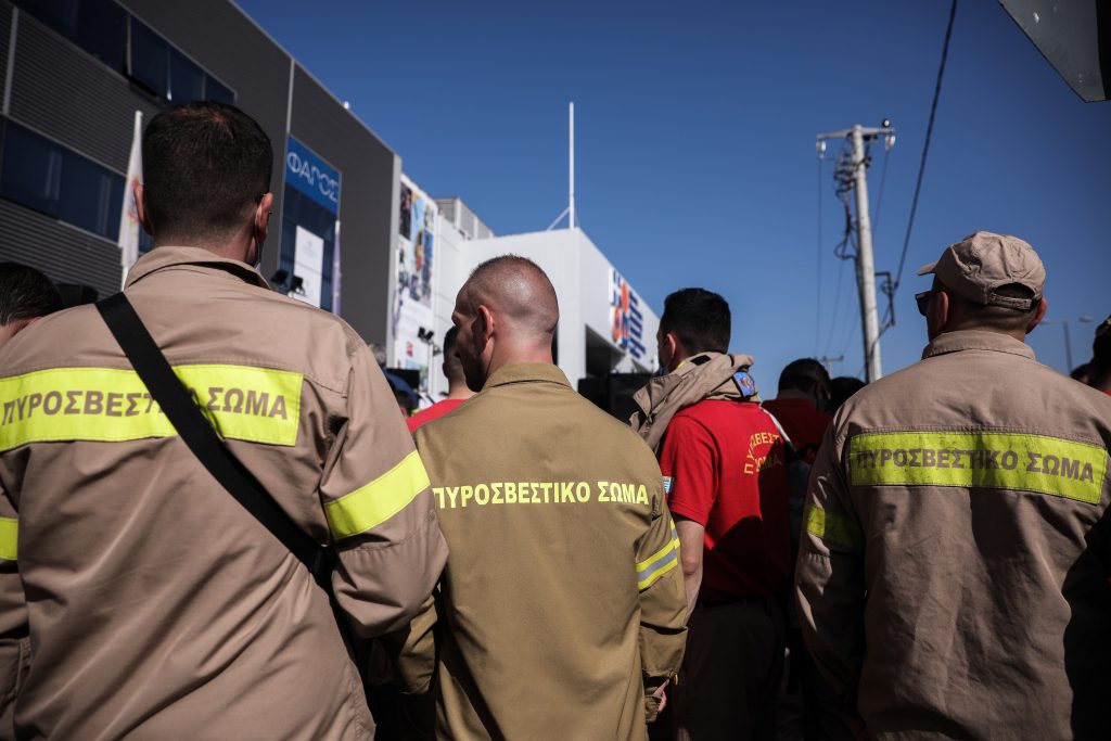 Προεκλογική «επιβράβευση» πυροσβεστών και άλλων εργαζόμενων με πενιχρά επιδόματα