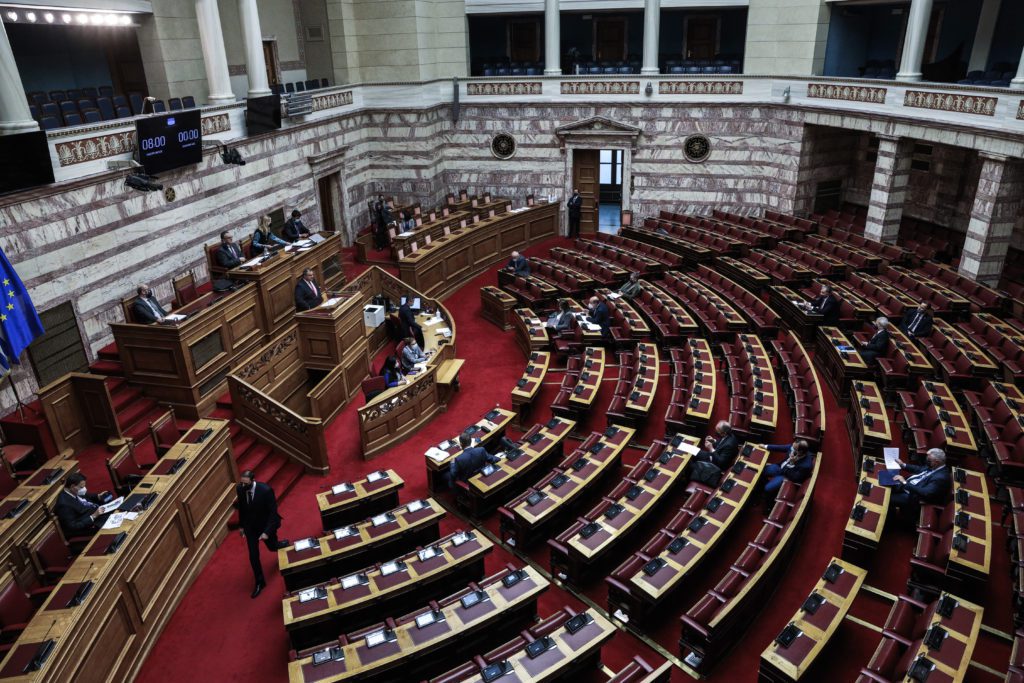 Βουλή: Με τις ψήφους ΠΑΣΟΚ και ΝΔ «πέρασε» το νομοσχέδιο για το πόθεν έσχες