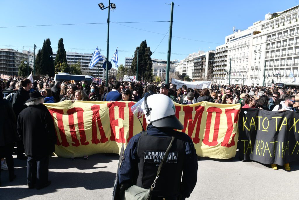 «Μπάτσοι πτυχιούχοι, καλλιτέχνες ερασιτέχνες»