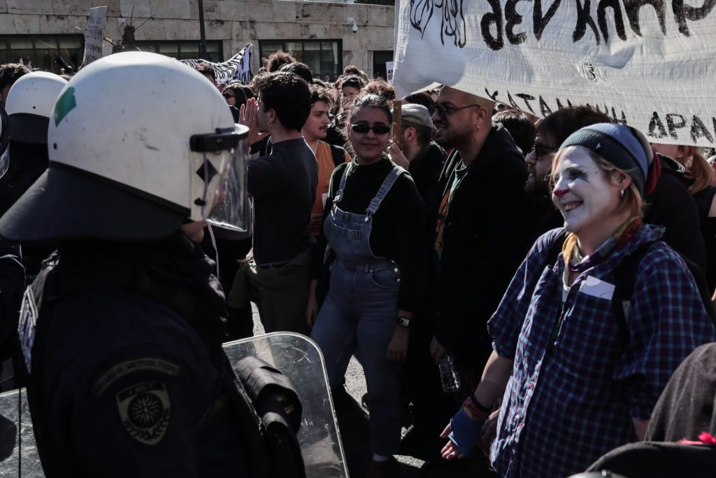 «Πυρά» του διευθυντή του Εθνικού Θεάτρου για τα ΜΑΤ – «Οι εικόνες αυτές πλήττουν τη Δημοκρατία»