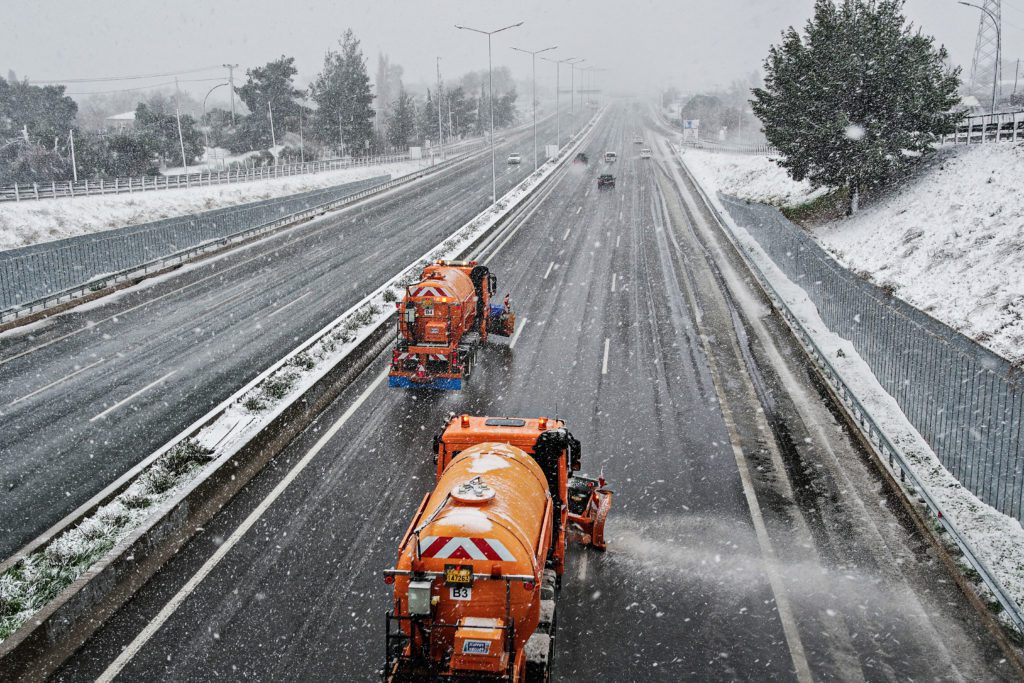 Χάος με δεκάδες λεωφορεία ακινητοποιημένα σε διάφορα σημεία της εθνικής οδού γύρω από τη Λαμία
