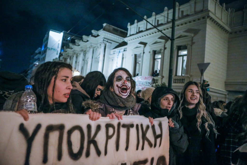 Μαζική συγκέντρωση καλλιτεχνών έξω από το Εθνικό Θέατρο ενάντια στο ΠΔ της κυβέρνησης Μητσοτάκη (Photos-Video)