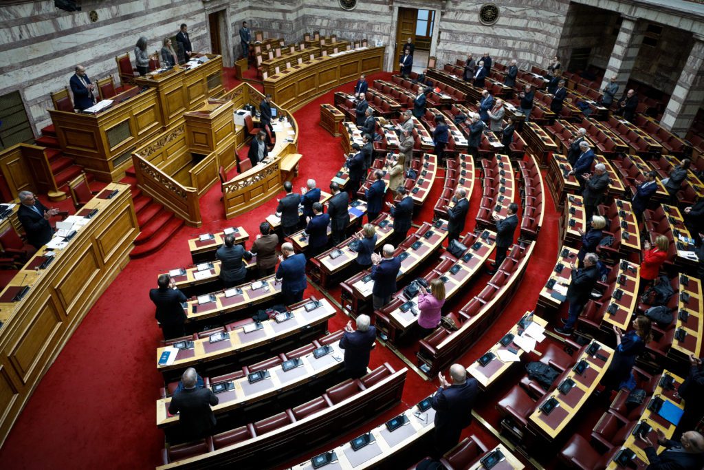 ΝΔ και ΠΑΣΟΚ υπερψήφισαν την προβληματική τροπολογία για το εκλογικό «φρένο» στον Κασιδιάρη