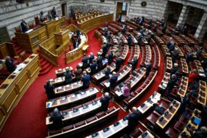 ΝΔ και ΠΑΣΟΚ υπερψήφισαν την προβληματική τροπολογία για το εκλογικό «φρένο» στον Κασιδιάρη