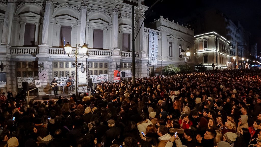 Συναυλία αλληλεγγύης στον αγώνα των καλλιτεχνών έξω από το κτίριο Τσίλλερ (Video)