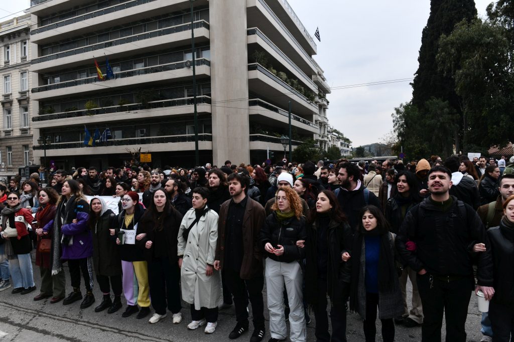 Οι καλλιτέχνες συνεχίζουν τον αγώνα και προσφεύγουν στο ΣτΕ – Καμία εμπιστοσύνη στις «δεσμεύσεις» Μητσοτάκη