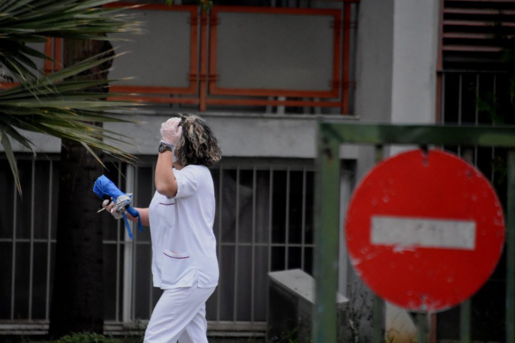 Απολύσεις χιλιάδων εργαζομένων στα νοσοκομεία για χάρη των εργολάβων καταγγέλλει η ΠΟΕΔΗΝ