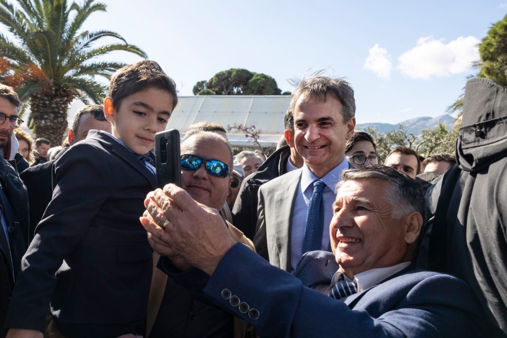 Ρεσιτάλ αλαζονείας από τον Μητσοτάκη στον Μαραθώνα με το βλέμμα στις εκλογές