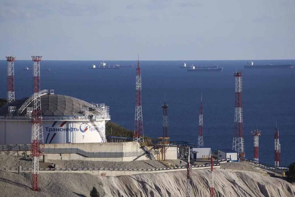 «Κλείδωσε» η συμφωνία της ΕΕ για πλαφόν στο ρωσικό πετρέλαιο – Τι προβλέπει