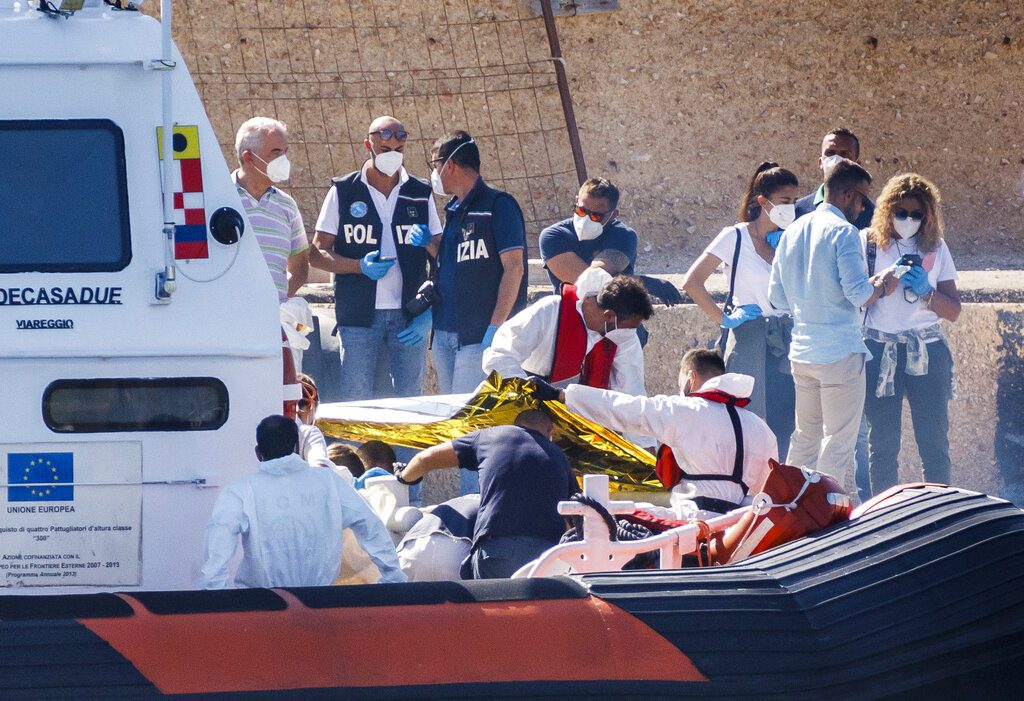 Ιταλία: 40 νεκροί μετανάστες σε νέο ναυάγιο – Δεκάδες πτώματα εκβράστηκαν σε ακτή