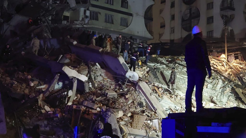 Τουρκία: Φονικός σεισμός 7,8 Ρίχτερ – Εκατοντάδες νεκροί, τραυματίες και εγκλωβισμένοι (Photos & Videos)