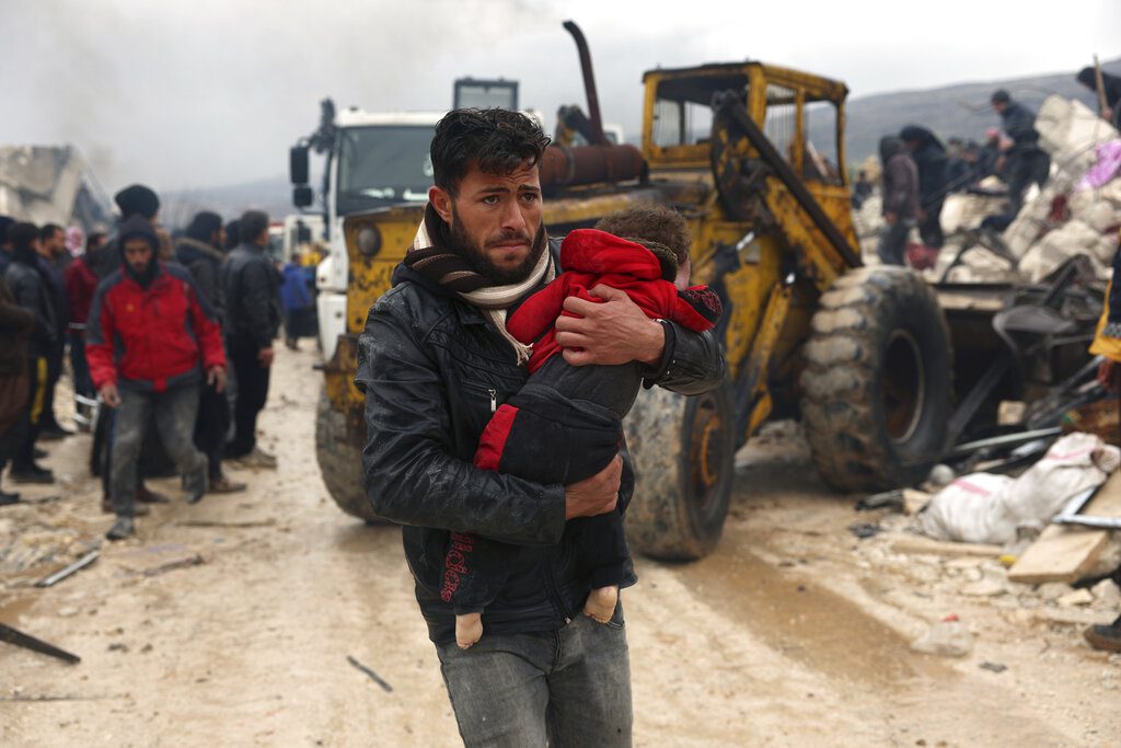 Σεισμοί Τουρκία – Συρία: Μάχη με τον χρόνο και το ψύχος στα ερείπια – Σώζουν παιδιά μέσα από τα συντρίμμια (Photos – Video)