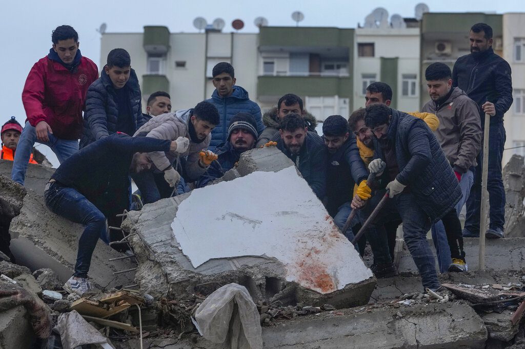 Σεισμοί Τουρκία – Συρία: Τουλάχιστον 4.800 νεκροί – Μάχη στα συντρίμμια, κραυγές αγωνίας εγκλωβισμένων (Photos – Video)