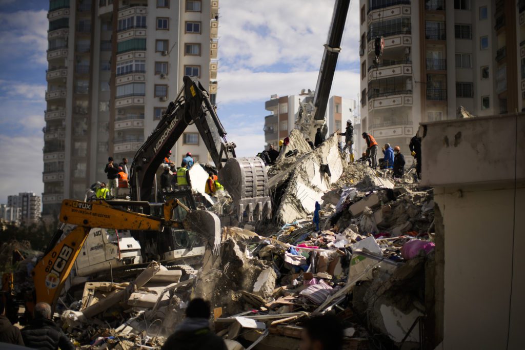 Σεισμοί Τουρκία: Στα ύψη οι μετοχές της τσιμεντοβιομηχανίας, ενώ η χώρα θρηνεί στα ερείπια