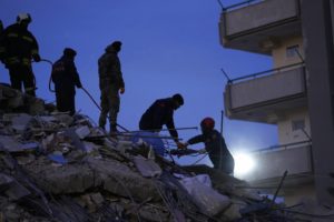 Σεισμοί Τουρκία: Φωνές απόγνωσης και οργής για τον κρατικό μηχανισμό &#8211; «Δεν υπάρχει κανείς εδώ, είμαστε καταδικασμένοι» (Video)