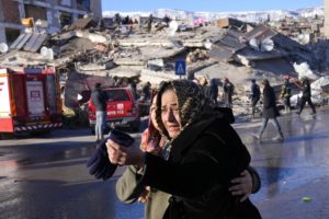 «Μαύρη» εκτίμηση Τούρκου σεισμολόγου: 184.000 εγκλωβισμένοι στα ερείπια