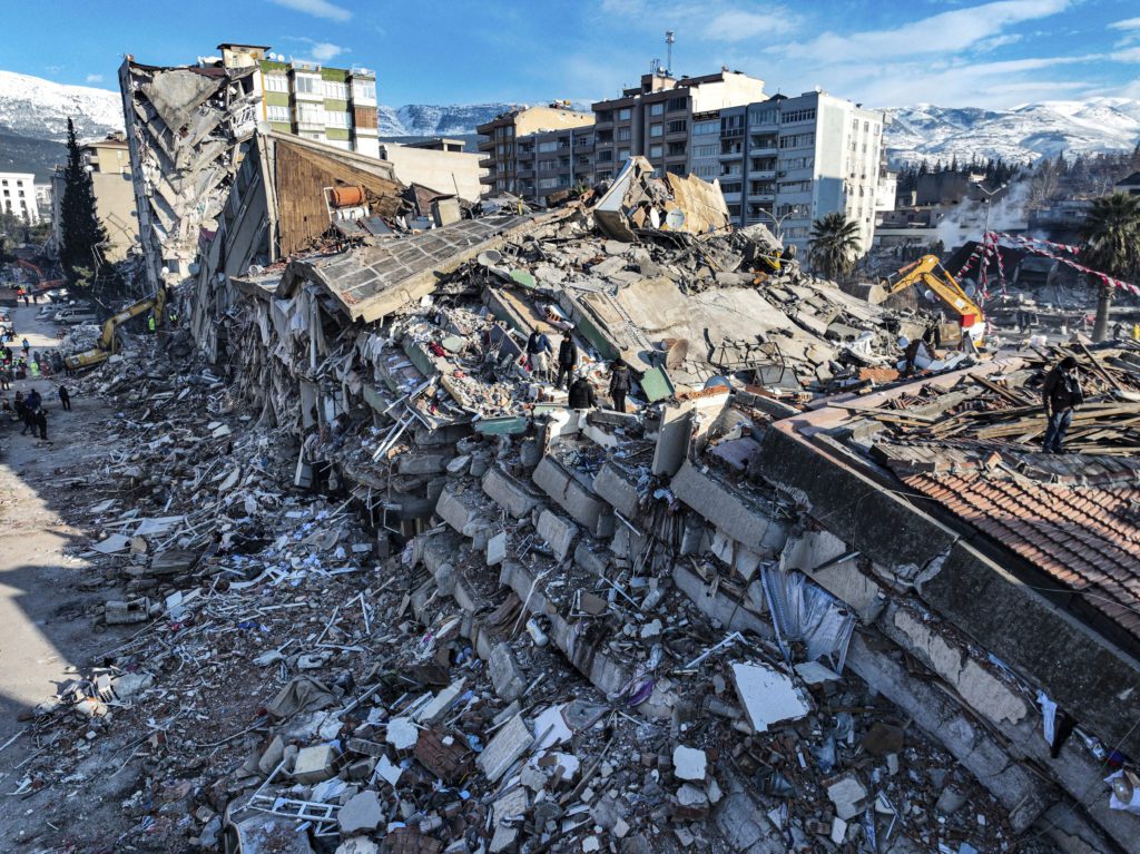 Σεισμοί Τουρκία – Συρία: Πάνω από 11.200 οι νεκροί – Αγωνία πάνω από τα ερείπια (Photos)