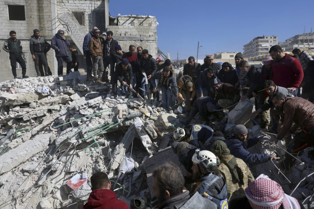 Σεισμοί Τουρκία – Συρία: Ξεπέρασαν τους 16.000 οι νεκροί – Οδύνη και αγωνία πάνω από τα συντρίμμια (Photos)