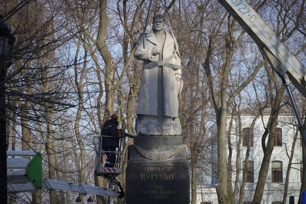 Ουκρανία: Το Κίεβο απομακρύνει το άγαλμα του σοβιετικού απελευθερωτή της πόλης από τους ναζί (Photo)