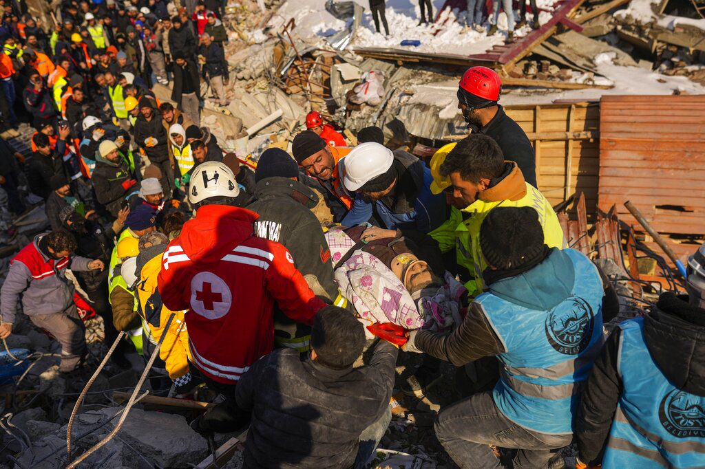 Σεισμοί Τουρκία – Συρία: Τουλάχιστον 21.600 νεκροί – Μάχη με τον χρόνο για επιζώντες – «Καμπανάκι» για χολέρα