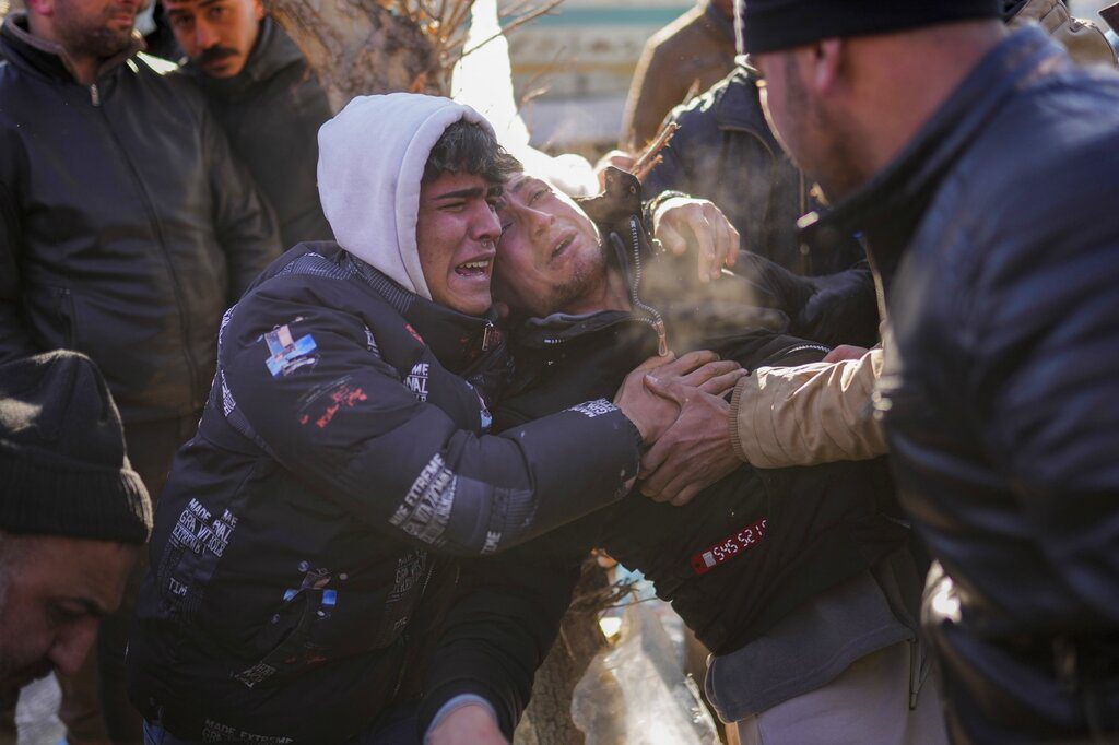 «Ντροπή σας»: Αντιμέτωπος με την οργή των σεισμοπαθών ο Ερντογάν – Πάνω από 21.000 οι νεκροί σε Τουρκία, Συρία