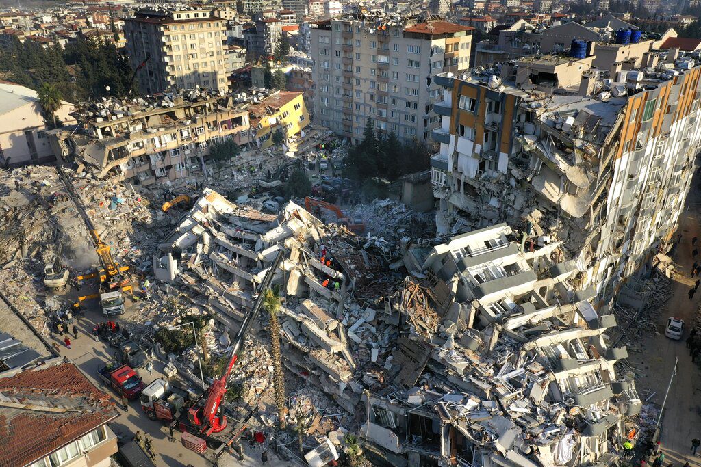 Σεισμοί Τουρκία – Συρία: Θρήνος στα συντρίμμια – Δυσοίωνες οι εκτιμήσεις των επιστημόνων