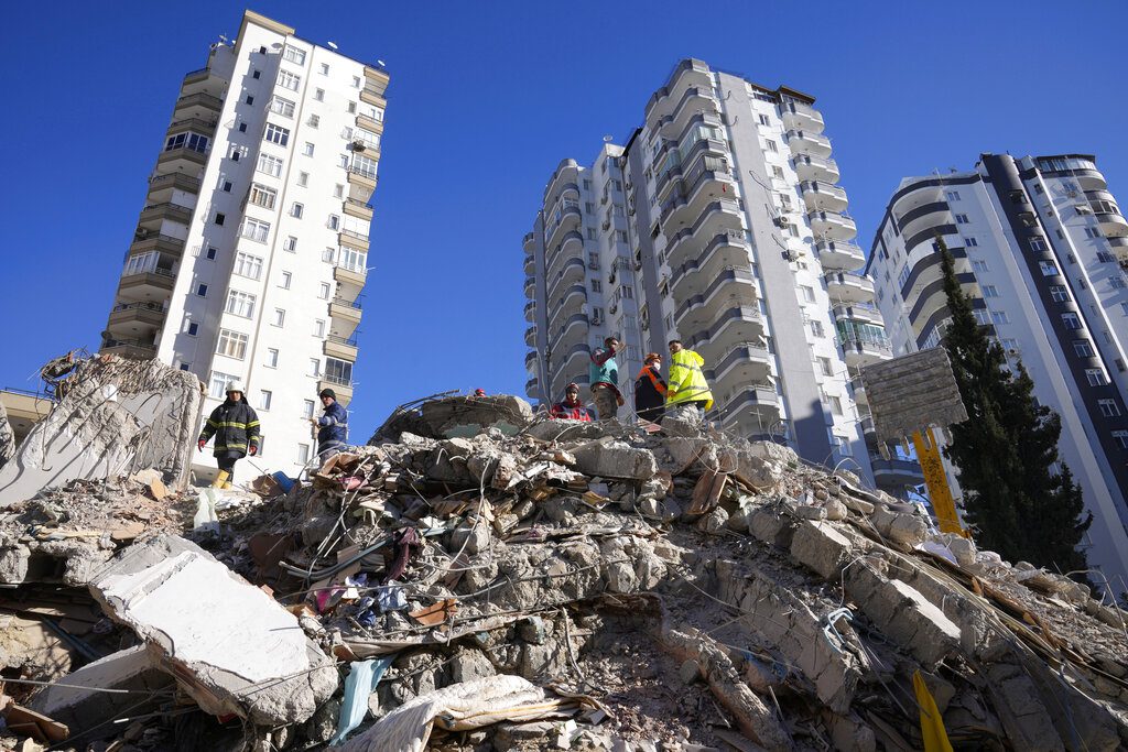 Σεισμοί Τουρκία – Συρία: Μάχη με τον χρόνο στα συντρίμμια – Τουλάχιστον 33.000 νεκροί