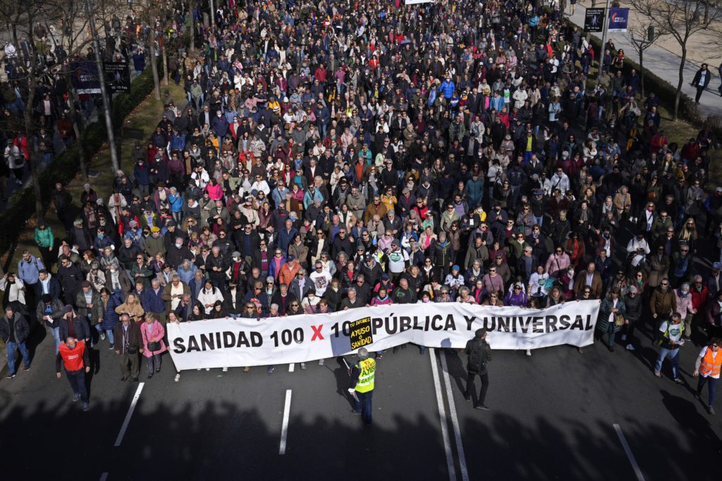 Διεθνής Τύπος: Μεγάλη κινητοποίηση για την Υγεία στη Μαδρίτη – Συνεχίζονται οι απεργίες στη Γαλλία για τις συντάξεις