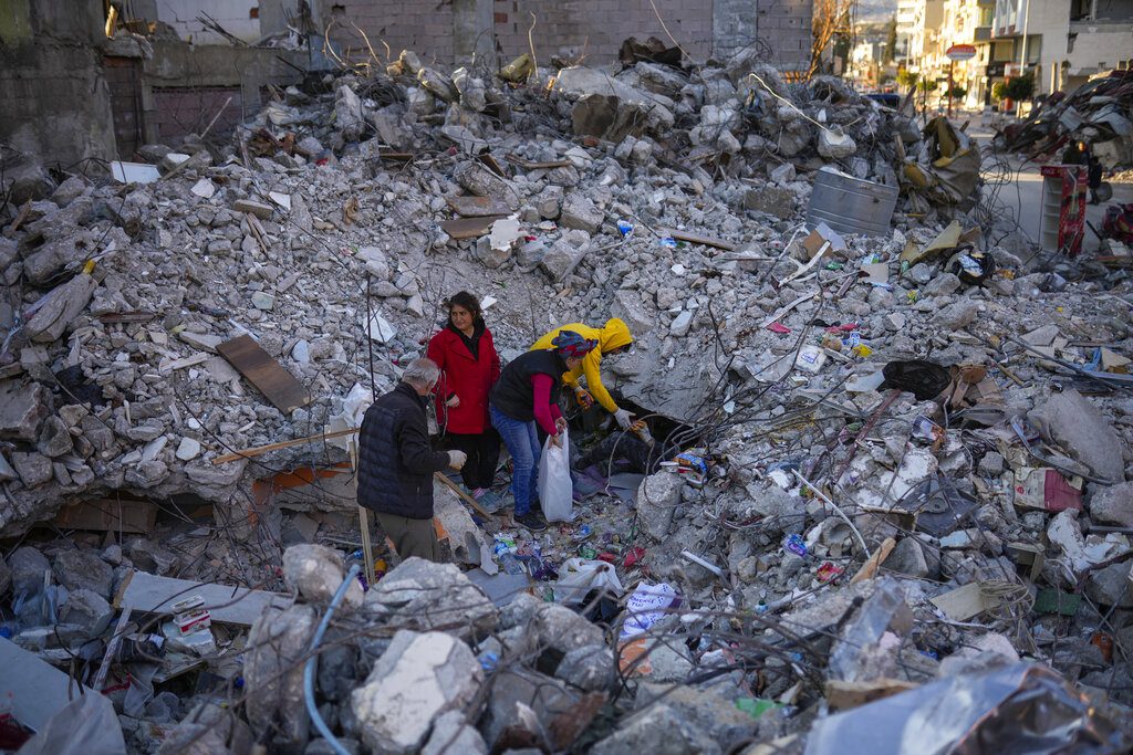 Τουρκία – σεισμός: Τρεις άνθρωποι ανασύρθηκαν ζωντανοί μετά από 12 μέρες στα ερείπια