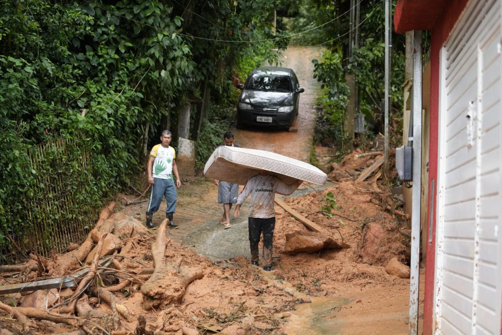 Τους 44 έφτασαν οι νεκροί από τις πλημμύρες και τις κατολισθήσεις στη Βραζιλία