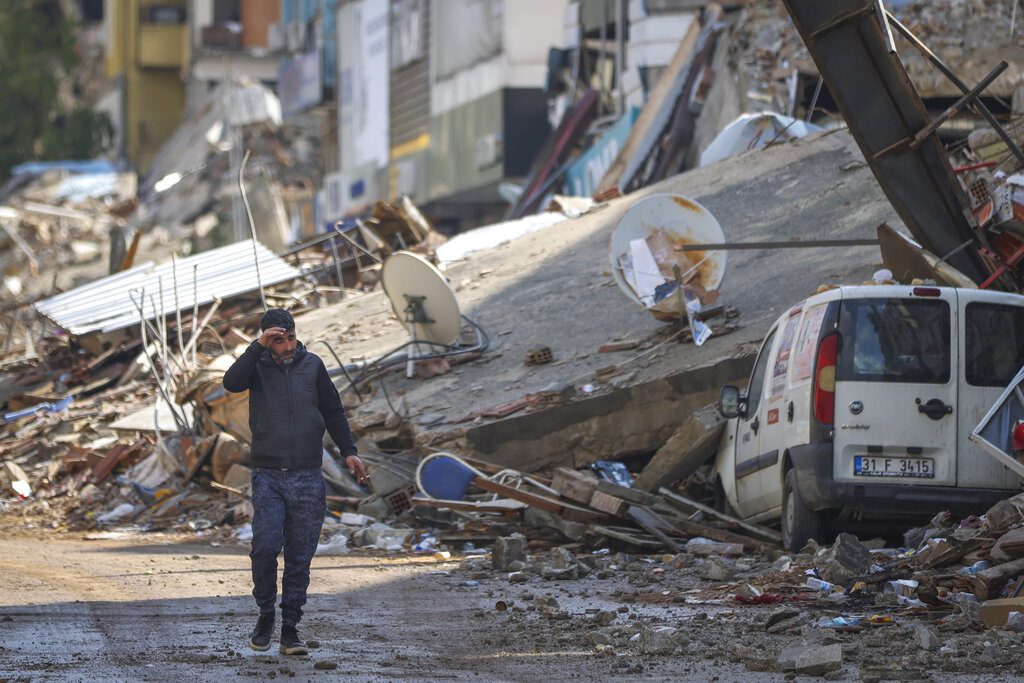 Σεισμοί Τουρκία: Αυξάνεται ο τραγικός απολογισμός και οι αντιδράσεις κατά της τουρκικής κυβέρνησης (Photos – Video)