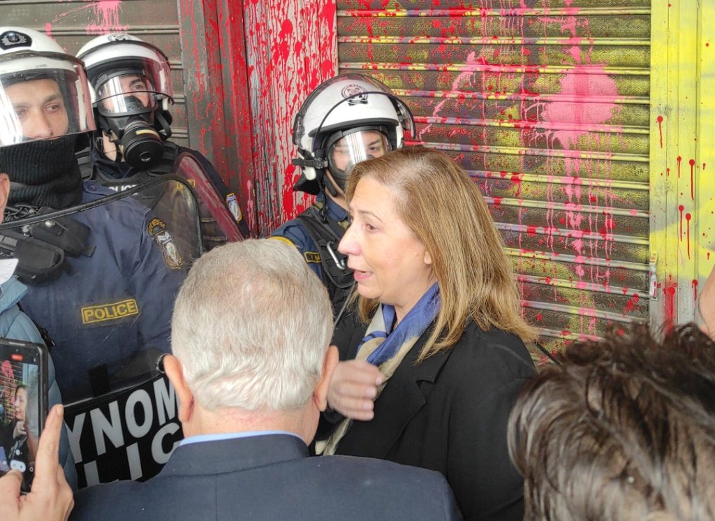 Ούτε η βουλευτής Ξενογιαννακοπούλου δεν γλίτωσε από τα χημικά των ΜΑΤ του Μητσοτάκη