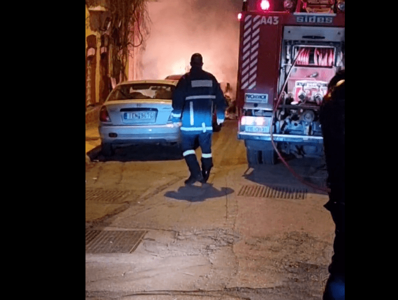 Αυτοκίνητο τυλίχθηκε στις φλόγες στο κέντρο της Αθήνας (Videos)