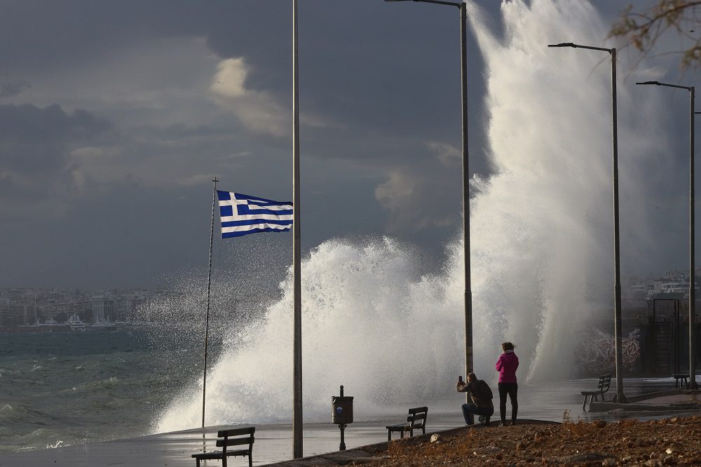 Καιρός: Πολύ ενισχυμένοι νοτιάδες, αφρικανική σκόνη και τοπικές λασποβροχές