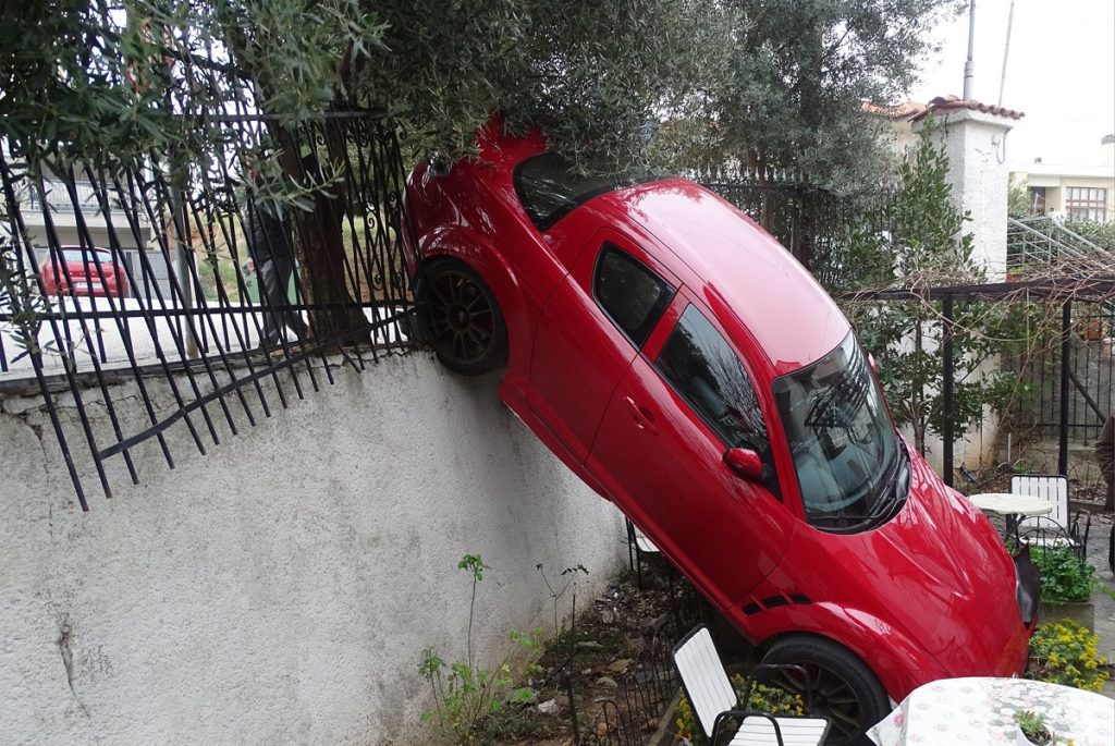Θεσσαλονίκη: Απίστευτο τροχαίο, όχημα «προσγειώθηκε» σε αυλή