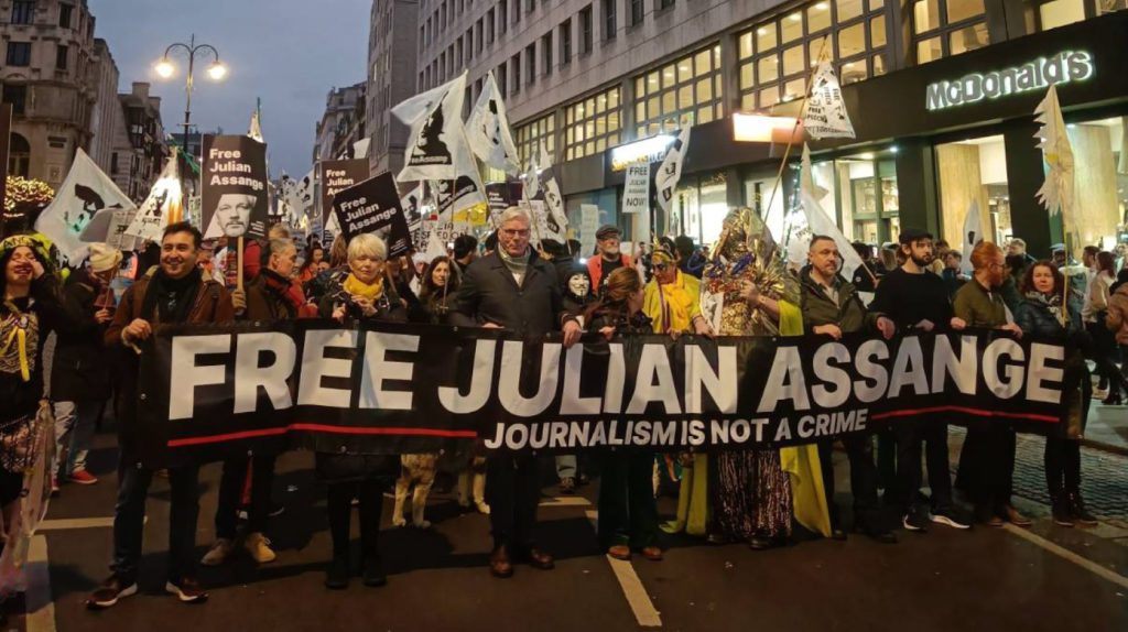 Τζούλιαν Ασάνζ: «Νύχτα του καρναβαλιού» στο Λονδίνο με πορεία υπέρ του ιδρυτή του WikiLeaks (Videos)