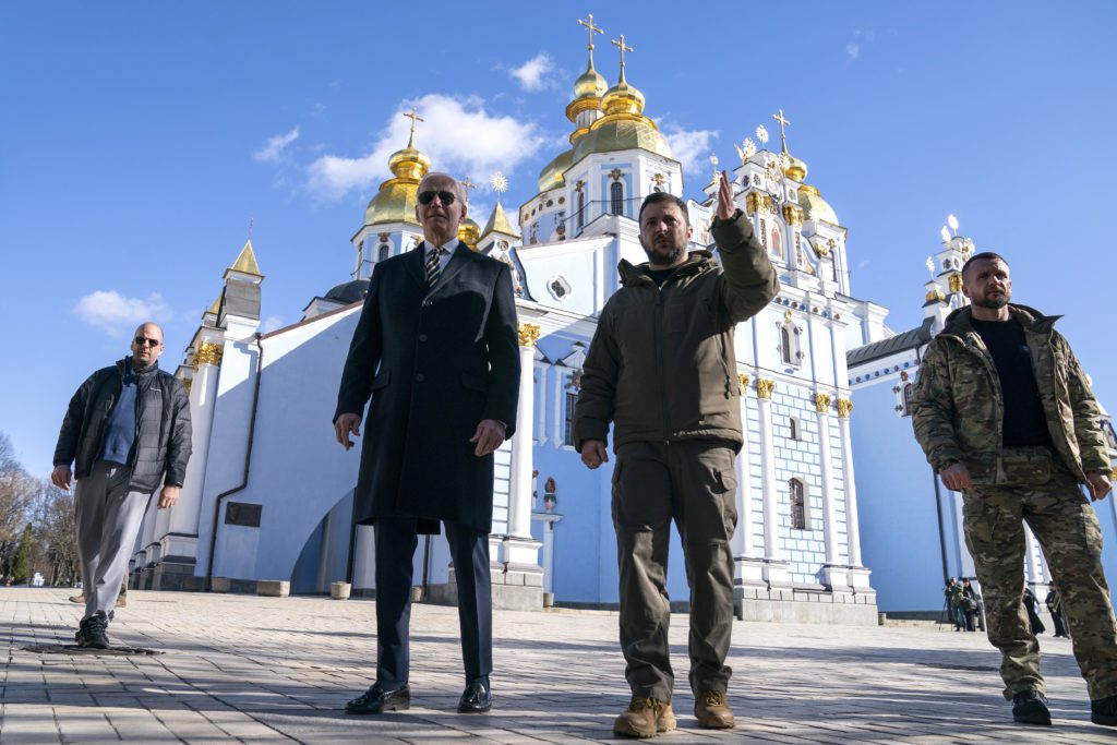 Διεθνής Τύπος: Ο Μπάιντεν στο Κίεβο, υπόσχεται περισσότερη στρατιωτική βοήθεια στον Ζελένσκι