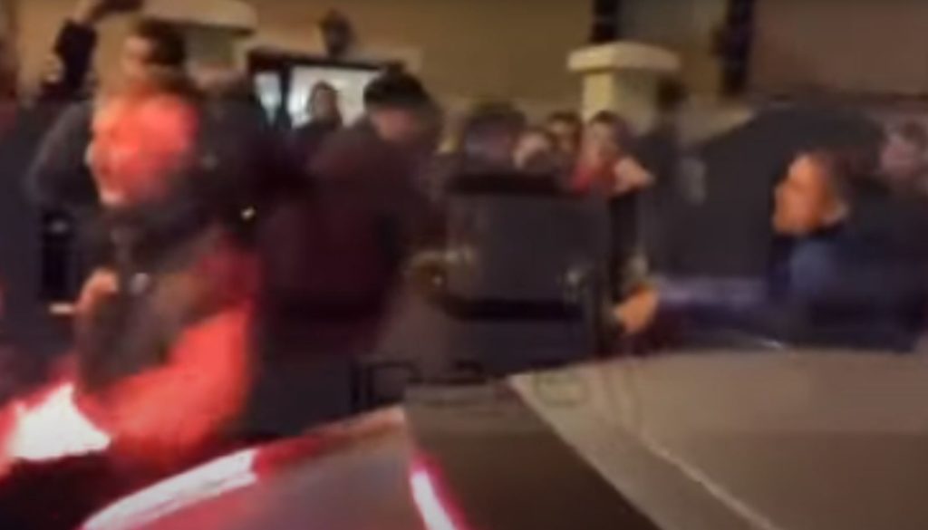 Καστοριά – Εικόνες γροθιά στο στομάχι: Του κατέσχεσαν το ξενοδοχείο και η αστυνομία τον έβγαλε σηκωτό (Video)