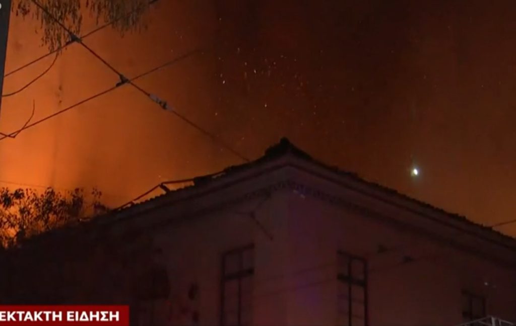 Φωτιά σε εγκαταλελειμμένο κτίριο στο κέντρο της Αθήνας (Video)