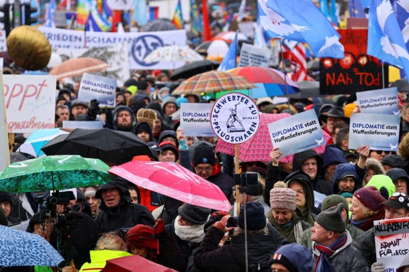 Γερμανία: 10.000 διαδήλωσαν στο Βερολίνο κατά της αποστολής όπλων στην Ουκρανία