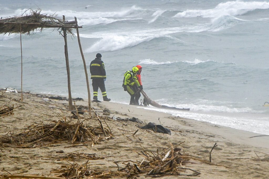 Ιταλία: Αυξάνεται ο δραματικός απολογισμός των νεκρών από το ναυάγιο με μετανάστες στην Καλαβρία