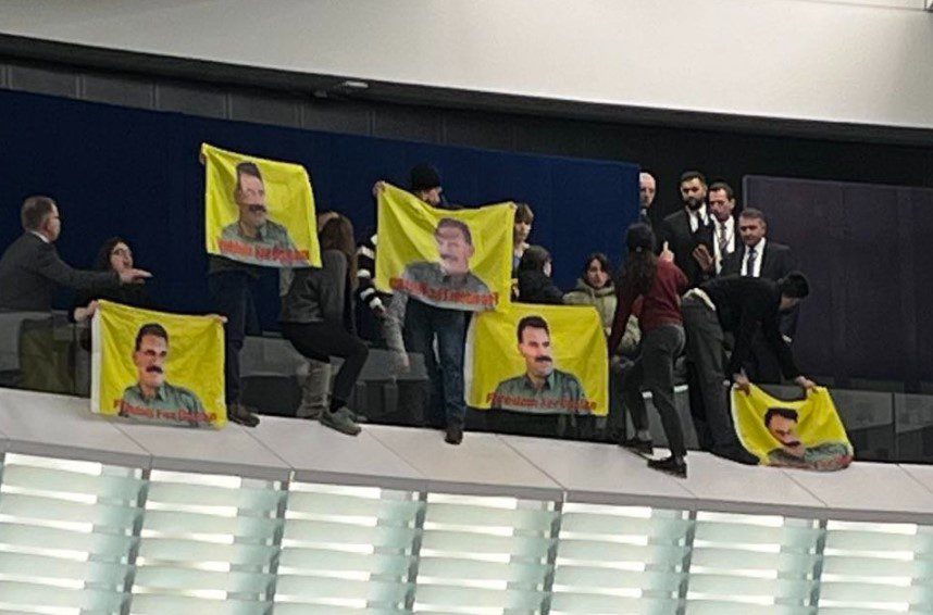 Ευρωβουλή: Διαδηλωτές διέκοψαν τη συνεδρίαση – Συνθήματα και πανό για τον Οτσαλάν (Video)