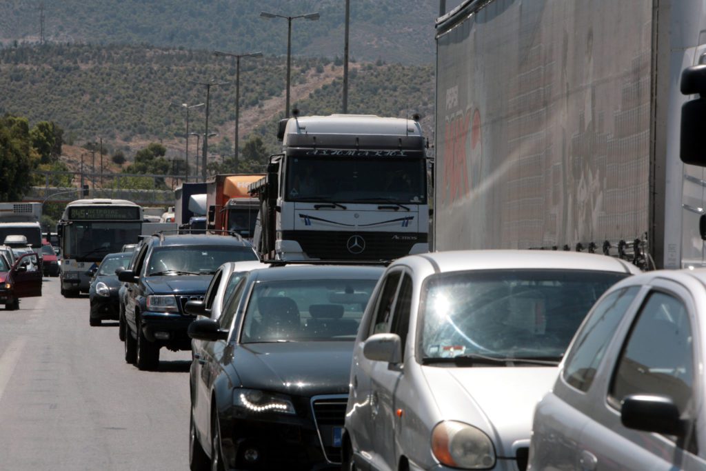 Καραμπόλα 6 Ι.Χ με φορτηγό στο Δαφνί – Μετ’ εμποδίων η κυκλοφορία στη Λεωφόρο Αθηνών