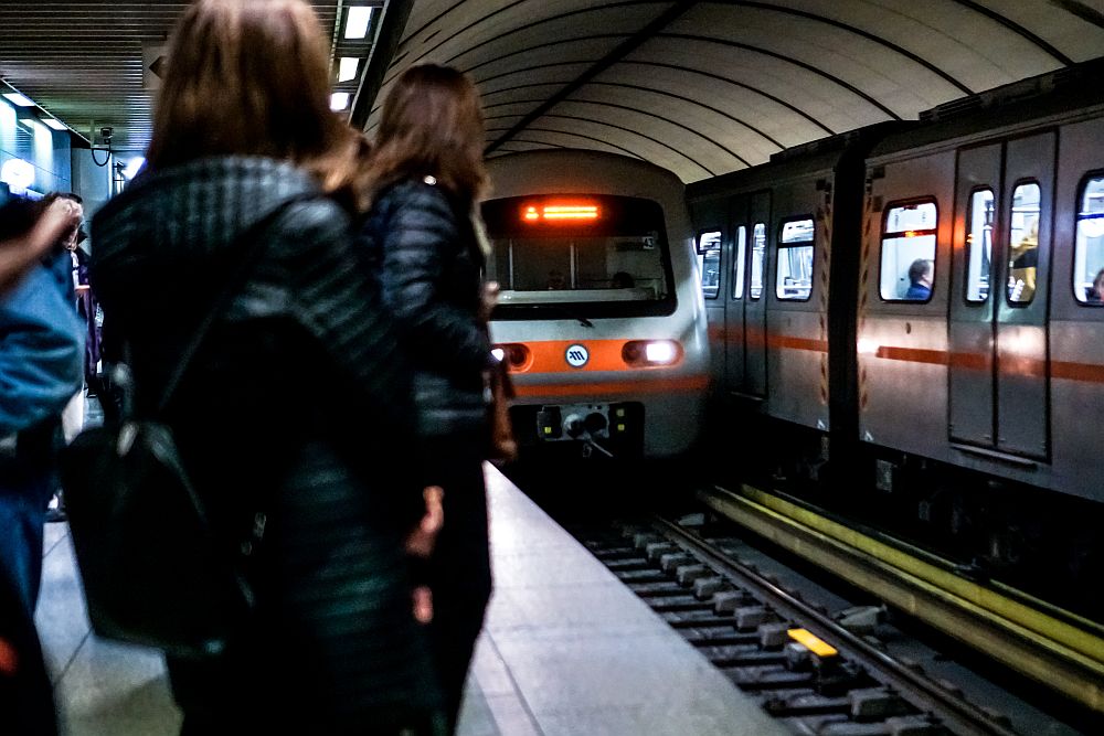 Άτομο έπεσε στις ράγες του μετρό στον Άλιμο – Κλειστοί οι σταθμοί σε Ηλιούπολη και Άλιμο