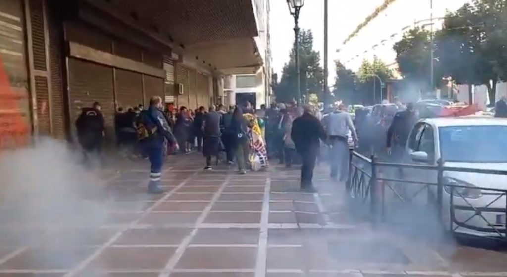 Τραμπούκικη επίθεση των ΜΑΤ σε διαδηλωτές έξω από το υπουργείο Εργασίας (Video)