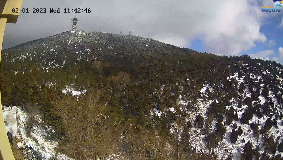 Οι πρώτες νιφάδες χιονιού έπεσαν στην Πάρνηθα – Δείτε LIVE εικόνα