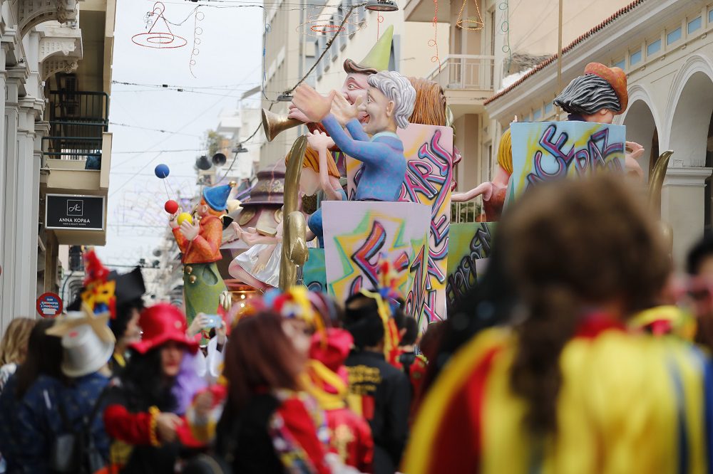 Πάτρα: Χιλιάδες καρναβαλιστές στους δρόμους, παρέλαση μετά από 3 χρόνια (Video)