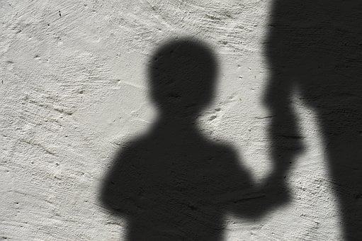 Βόρεια Ελλάδα: Ποινική δίωξη σε πατέρα για τον βιασμό του ανήλικου γιου του