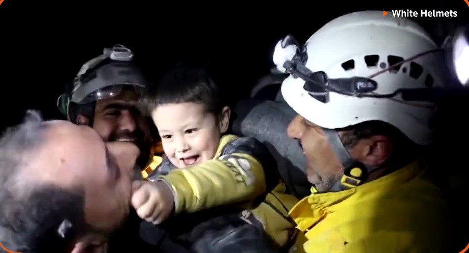 Σεισμοί Τουρκία Συρία: Αγοράκι χαμογελά και παίζει με τους διασώστες που το έβγαλαν από τα συντρίμμια (Video)